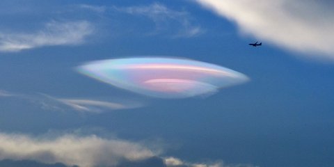 Οι λάτρεις των ιστοριών για τη ζωή σε άλλους πλανήτες σίγουρα το κοίταζαν εκστασιασμένοι. Εμοιαζε ξεκάθαρα με UFO. Βέβαια, δεν ήταν τίποτα παραπάνω από ένα «παιχνίδι» που έκαναν τα σύννεφα στον ουρανό πάνω από την πόλη Ξιαμέν, στην Κίνα.