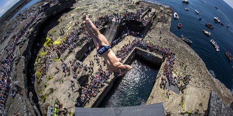 Βουτιές που κόβουν την ανάσα. Ο Ντέιβιντ Κολτούρι κατακτά τους αιθέρες. Στο στιγμιότυπο, ο Αμερικανός κάνει μία προσπάθεια από πλατφόρμα 28 μέτρων, σε αγώνες στην Ιρλανδία. 