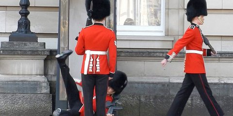 Επική τούμπα μέλους της φρουράς του Μπάκιγχαμ