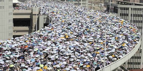 Χιλιάδες Μουσουλμάνοι προσκυνητές σχηματίζουν ένα «ποτάμι» πάνω στη γέφυρα. Είναι η τελευταία ημέρα του Χατζ, του ετήσιου προσκυνήματος στην περιοχή Μίνα, κοντά στη Μέκκα. 