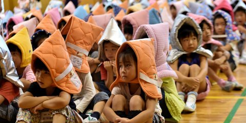 Από μικρά, τα παιδιά στην Ιαπωνία εξοικειώνονται με την απειλή του σεισμού. Οπως αυτοί οι μπόμπιρες, που φόρεσαν τις ειδικές κουκούλες τους, που τους προστατεύουν από τη φωτιά και συμμετείχαν σε μία άσκηση για σεισμό. Κάτι ανάλογο έγινε σε όλα τα σχολεία 