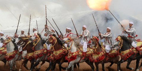 Η βασιλική φρουρά του Μαρόκου σε όλο της το μεγαλείο. Οι άνδρες της άνοιξαν την αυλαία του έβδομου «Salon du Cheval», του ιππικού σόου που διοργανώνεται στην πόλη Ελ Τζαντίντα. 