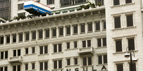 Ενα φορτηγό στο μπαλκόνι ξενοδοχείου 