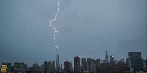 Οσο πιο ψηλά, τόσο επικίνδυνα. Τουλάχιστον σε ό,τι αφορά τους κεραυνούς. Μπορεί το Empire State Building να μην είναι το ψηλότερο κτίριο στον κόσμο εδώ και δεκαετίες- έχασε τον συγκεκριμένο «τίτλο» το 1970- αλλά αυτό δεν σημαίνει ότι το... ξέχασαν οι κερα