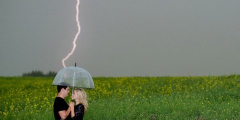 Κάπως έτσι είναι- στην κυριολεκτική του έννοια- ο κεραυνοβόλος έρωτας. Ενα ζευγάρι από τον Καναδά, η Κασάντρα Σάντκερ και ο Κρεγκ Νίκολς πόζαραν σε μία φωτογράφο για τους αρραβώνες τους, όταν στο φόντο έπεσε ένας κεραυνός. 