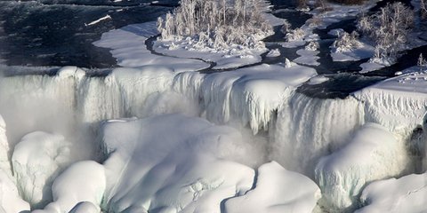 Ο Νιαγάρας γέμισε... μπάλες παγωτού 