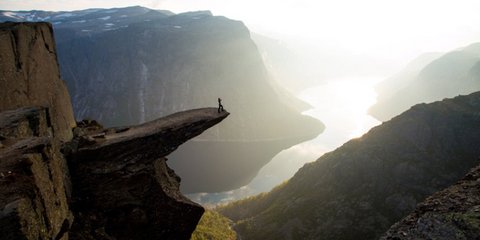 Μία τουρίστρια κάνει γιόγκα, στην άκρη του Trolltunga. Ο βράχος ύψους 700 μέτρων, το όνομα του οποίου σημαίνει η «Γλώσσα του Τρολ (μυθικό τέρας)», αποτελεί ένα από τα πιο δημοφιλή σημεία πάνω από τη λίμνη Ρινγκενταλσβάτνετ στη Νορβηγία.  
