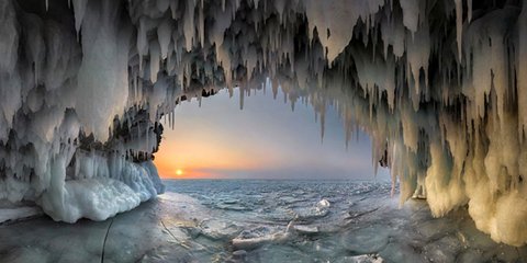 Μία «μαγική» σπηλιά στον πάγο