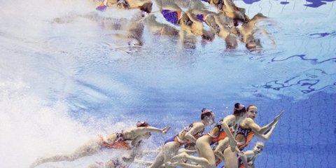 Μοιάζουν με μπαλαρίνες μέσα στο νερό. Οι αρμονικές κινήσεις των αθλητριών, με τη «βοήθεια» του φωτογράφου μοιάζουν βγαλμένες από παραμύθι. Το στιγμιότυπο είναι από το πρόγραμμα της ομάδας συγχρονισμένης κολύμβησης της Λευκορωσίας, στο Ευρωπαϊκό πρωτάθλημα