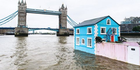 Ενα σπίτι κάνει βόλτα μέσα στον Τάμεση 