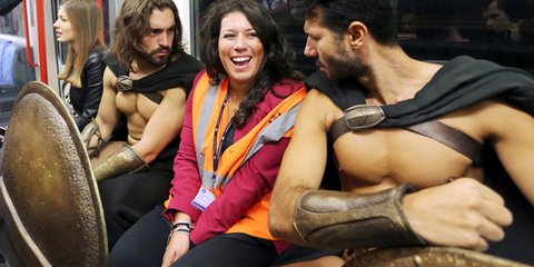 Οι Σπαρτιάτες κατέκτησαν το μετρό του Λονδίνου. Ημίγυμνοι άνδρες με ασπίδες μπήκαν στους συρμούς και κάθισαν δίπλα στους έκπληκτους επιβάτες. Ηταν βέβαια μία προωθητική ενέργεια για την ταινία «300: Η άνοδος της αυτοκρατορίας», που βγαίνει σύντομα στους κ