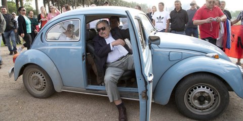 Ως ο φτωχότερος πρόεδρος κράτους στον κόσμο, όπως έχει γίνει γνωστός, δεν θα μπορούσε να κυκλοφορεί διαφορετικά. Ο Χοσέ Μουχίκα εμφανίστηκε με αυτό το αυτοκίνητο, το Volkswagen Beetle που έχει, για να ψηφίσει στις εκλογές της Ουρουγουάης. 