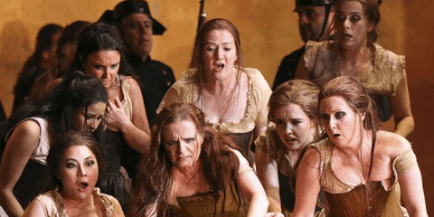 Ηθοποιοί τραγουδούν στη σκηνή κατά τη διάρκεια της τελικής πρόβας για την «Κάρμεν»