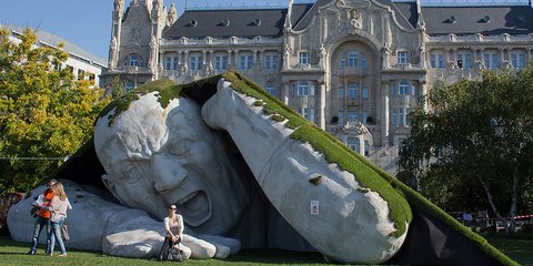 Αυτός ο γίγαντας που προβάλει από το γρασίδι κοσμεί την πλατεία Σέτσενι της Βουδαπέστης τις τελευταίες ημέρες. Το τεράστιο γλυπτό, με τίτλο «Pop Up», παρουσιάστηκε σε έκθεση που έγινε στην ουγγρική πρωτεύουσα και θα μείνει εκεί για δέκα ακόμη ημέρες. 