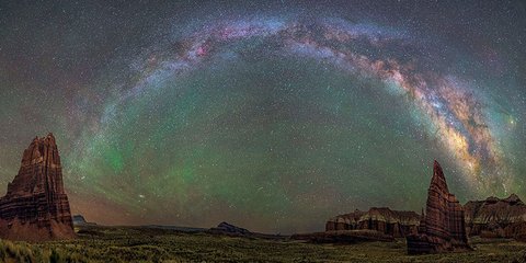 Μοιάζει με πίνακα ζωγραφικής, αλλά είναι απλά ο κόσμος μας. Ο γαλαξίας, φωτογραφημένος σε ένα επιβλητικό σκηνικό, στο Εθνικό Πάρκο Capitol Reef, στη Γιούτα των ΗΠΑ. 