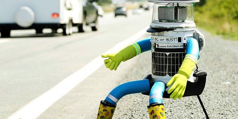 Ενα ρομπότ κάνει οτοστόπ. Είναι ο hitchBOT και κάθεται υπομονετικά στην άκρη του αυτοκινητόδρομου 102, έξω από το Χάλιφαξ του Καναδά. Περιμένει τον καλό οδηγό που θα τον βοηθήσει να κάνει το ταξίδι των 6.000 χλμ. που έχει μπροστά του για να φτάσει στη Βικ