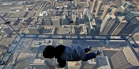 Ενας μπόμπιρας με τον κόσμο στα πόδια του