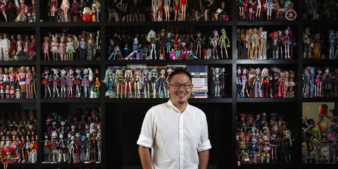 Ο Ζιάν Γιάνγκ, από τη Σινγκαπούρη, 33 ετών, αποκαλύπτει τη συλλογή με κούκλες που έχει στο σπίτι του. Κατέχει πάνω από 6.000 Barbie και 3.000 κούκλες από άλλες φίρμες. Kι όμως, δείχνει υγιής.