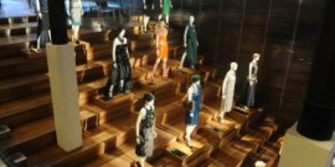 Οταν η Prada ράβει τα κοστούμια της ταινίας «Ο Υπέροχος Γκάτσμπυ» την κάνει κάπως καλύτερη [εικόνες]