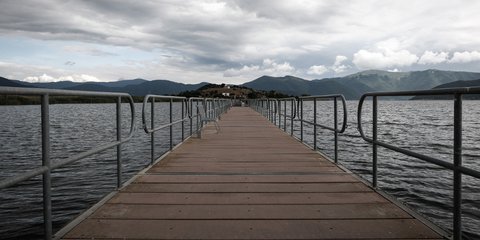 Η γέφυρα που οδηγεί στο γραφικό νησάκι του Αγίου Αχιλλείου στη Μικρή Πρέσπα -Φωτογραφία: ΓΙΩΡΓΟΣ ΚΟΝΤΑΡΙΝΗΣ/EUROKINISSI