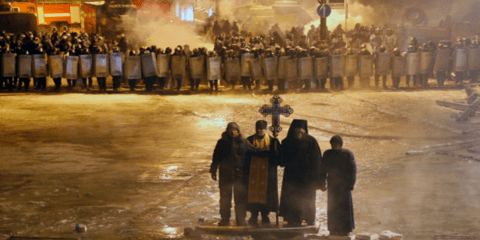 Ορθόδοξοι ιερείς στέκονται στη μέση των συγκρούσεων στο κέντρο του Κιέβου