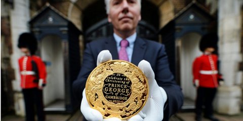 Ο αρχιχαράκτης του Βασιλικού Νομισματοκοπείου της Μεγάλης Βρετανίας επιδεικνύει με χαρά ένα από τα χρυσά νομίσματα που «κόπηκαν» με αφορμή το γεγονός του... μήνα για τη χώρα, δηλαδή τη βάπτιση του πρίγκιπα Τζορτζ,γιου του πρίγκιπα Γουίλιαμ και της Κέιτ Μί