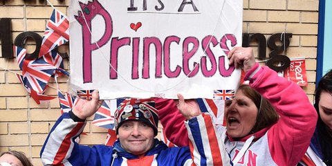 Οι Βρετανοί γιορτάζουν για το νέο μωρό του παλατιού