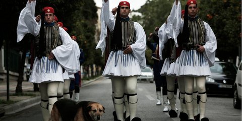 Εύζωνοι της Προεδρικής Φρουράς παρελαύνουν έξω από το Μέγαρο Μαξίμου... 