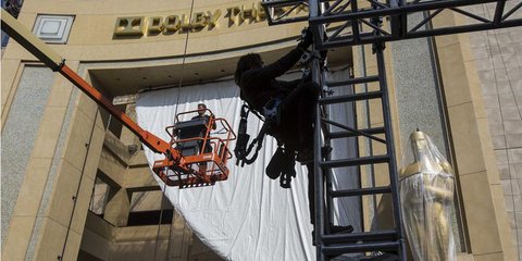 «Η εικόνα της Ημέρας»: Πυρετώδεις προετοιμασίες για την απονομή των Οσκαρ