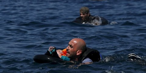 Η αγωνιώδης προσπάθεια ενός πατέρα να σώσει το παιδί του...