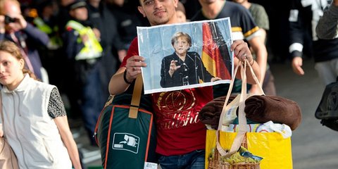 Με τη φωτογραφία της Μέρκελ «αγκαλιά», πρόσφυγες από τη Συρία ξεσπούν σε κλάματα καθώς φθάνουν στο Μόναχο... 