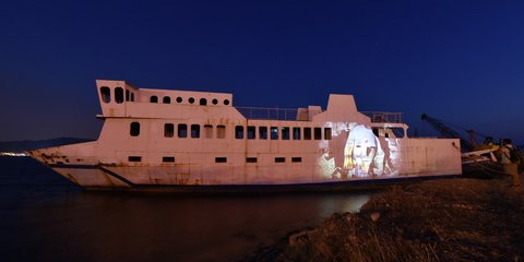 Εκπληκτικό: Προβολές βίντεο σε αγκυροβολημένα πλοία, στην Ελευσίνα!