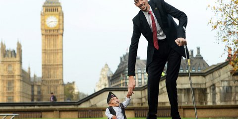 Ο ψηλότερος και ο κοντύτερος άνθρωπος του πλανήτη ποζάρουν πλάι-πλάι.