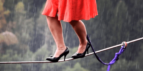  Στην κόψη του... σχοινιού, με ψηλοτάκουνα και υπό βροχή... 