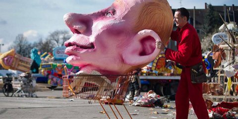 Η «κεφαλή» της Ρωσίας μέσα σε καροτσάκι  