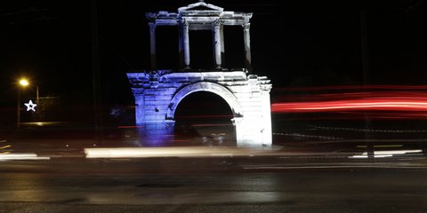 Η πύλη του Αδριανού φωταγωγημένη -Φωτογραφία: ΓΙΑΝΝΗΣ ΠΑΝΑΓΟΠΟΥΛΟΣ / EUROKINISSI