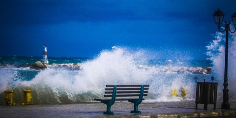 Αγρια ομορφιά με φόντο τα κύματα που φέρνει η «Χιόνη» -Φωτογραφία: ΘΑΝΑΣΗΣ ΔΗΜΟΠΟΥΛΟΣ / EUROKINISSI