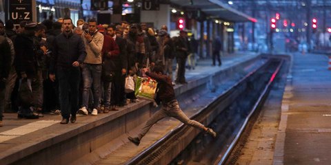 Η απεργία των σιδηροδρομικών υπαλλήλων στη Γαλλία μετέτρεψε σε... ζογκλέρ τους επιβάτες-Φωτογραφία: AP Photo/Francois Mori