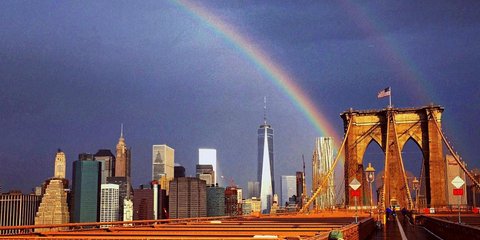 Ουράνιο τόξο αναδύεται από το Παγκόσμιο Κέντρο Εμπορίου στην επέτειο της 11ης Σεπτεμβρίου