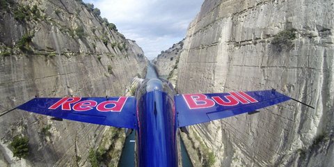 Ο Péter Besenyei, ο εμπνευστής του πρωταθλήματος Red Bull Air Race, διέσχισε τη μήκους 6,4 χλμ. Διώρυγα της Κορίνθου με το αεροπλάνο του πραγματοποιώντας έναν μοναδικό άθλο. H ριψοκίνδυνη πτήση ακριβείας του έμπειρου πιλότου, πραγματοποιήθηκε το πρωί της