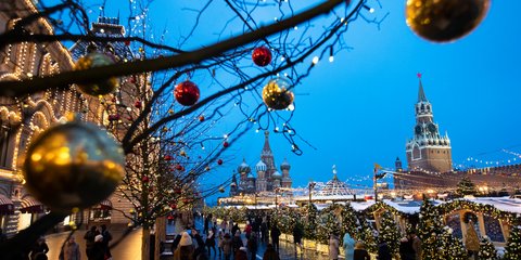 Η Κόκκινη Πλατεία της Μόσχας στολισμένη για τα Χριστούγεννα -Φωτογραφία: AP Photo/Pavel Golovkin