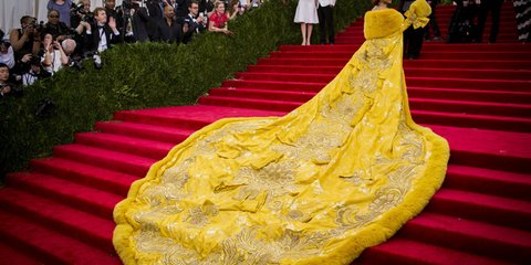 Κιτς αλλά δεν θα την ξεχάσει ποτέ κανείς αυτή την εμφάνιση...