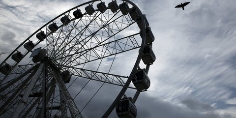 Η τεράστια ρόδα λούνα παρκ που στήθηκε στην πλατεία Συντάγματος -Φωτογραφία: ΜΠΑΛΤΑΣ ΚΩΣΤΑΣ/Intimenews