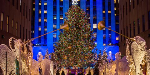 Ο στολισμός του χριστουγεννιάτικου δέντρου στο Κέντρο Ροκφέλερ της Νέας Υόρκης -Φωτογραφία: AP Photo/Andres Kudacki