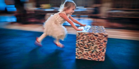 Ρουμανία: Η χαρά ενός παιδιού με το χριστουγεννιάτικο δώρο του - Φωτογραφία: AP Photo/Vadim Ghirda