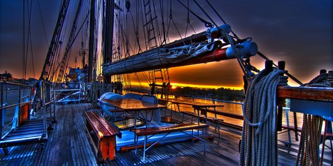 Το μαγευτικό χρυσό ανατολής αντανακλάται πάνω νερό και συνδυάζεται αρμονικά με το μπλε της νύχτας που παραχωρεί νωχελικά τη θέση της. Η πρώτη εικόνα της ημέρας πάνω σε ένα σκάφος κάπου στο Ροστόκ.