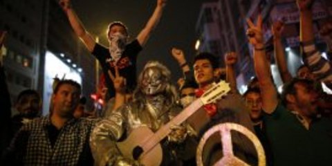 Reuters: Τα 8 κορυφαία στιγμιότυπα αποκαλυπτικά της έντασης των ταραχών στην Τουρκία [εικόνες]