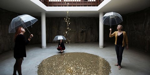 Μια βροχή από χρυσά νομίσματα που αφηγούνται τον αρχαιοελληνικό μύθο της Δανάης κυριαρχεί στην εγκατάσταση  του Vadim Zakharov στο περίπτερο της Ρωσίας στη Μπιενάλε της Βενετίας. Τα νομίσματα γράφουν επάνω: «Εμπιστοσύνη, Ενότητα, Ελευθερία, Αγάπη».