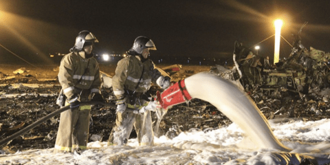 Καθαρίζοντας τα συντρίμμια της τραγωδίας: Πυροσβέστες ρίχνουν αφρό στο αεροδρόμιο του Καζάν