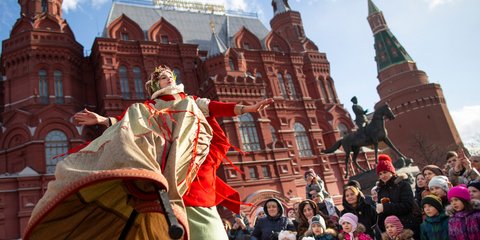 Καλλιτέχνης δίνει παράσταση κατά τη διάρκεια παραδοσιακής γιορτής στην Ρωσία